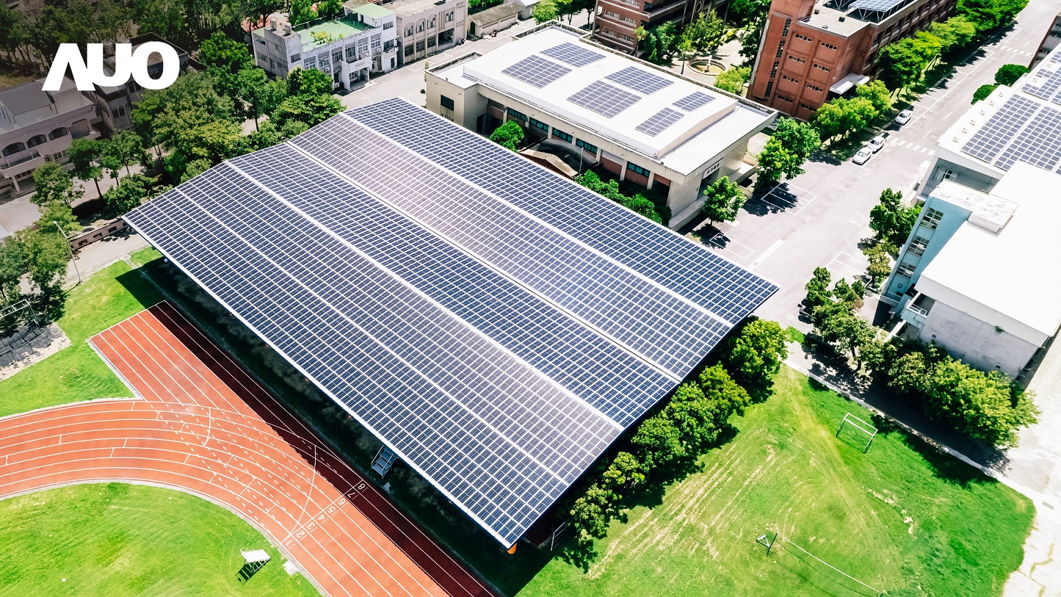 紅桃17·c18起草SunSteel光電整合型浪板具備快速安裝、輕量化優勢，可提升15%發電效能，通過國際IEC與臺灣VPC認證安全、防漏、耐候標準
